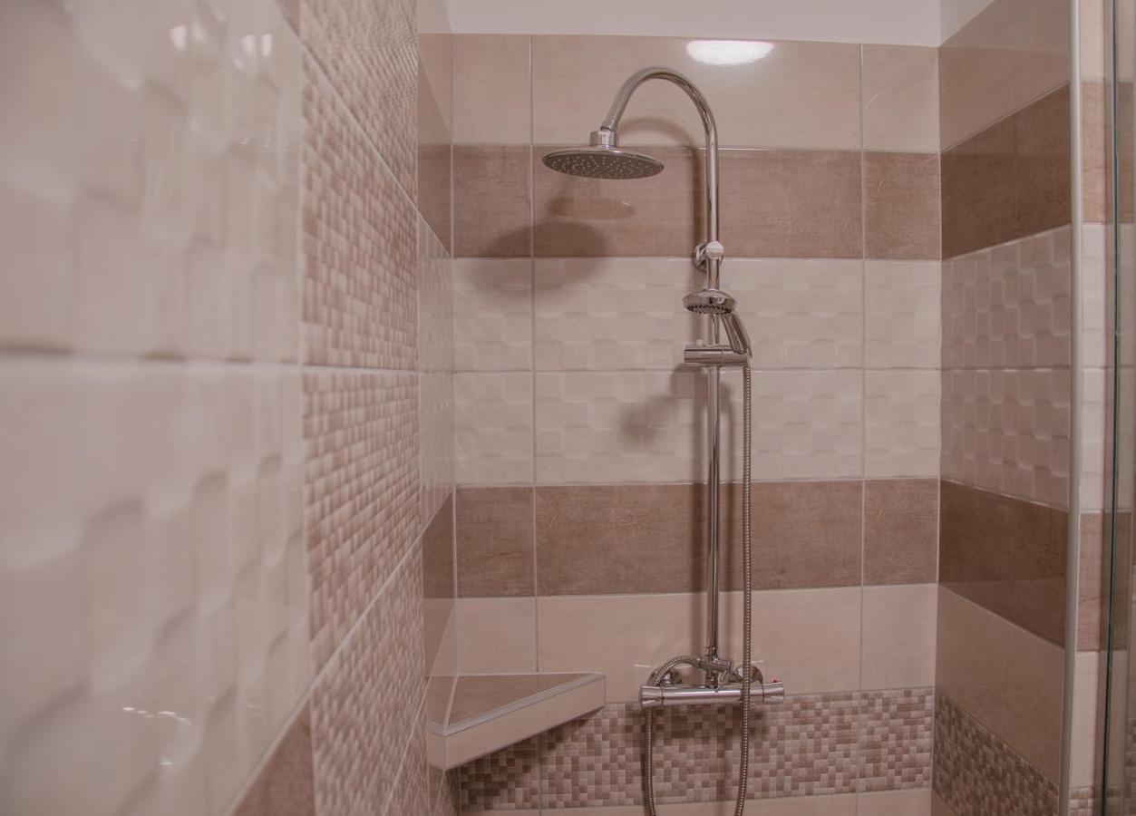 Oros House Apartmanház Orosháza Esterno foto