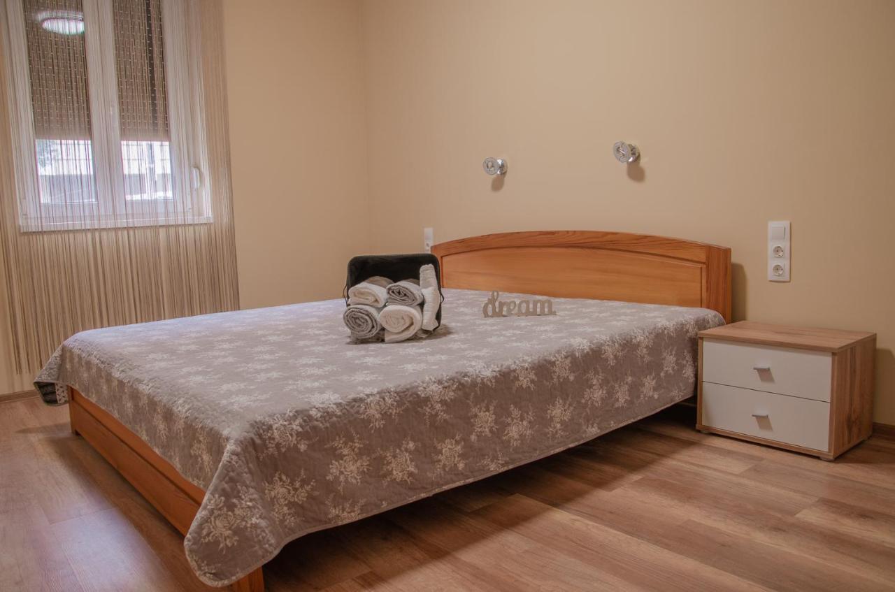 Oros House Apartmanház Orosháza Esterno foto