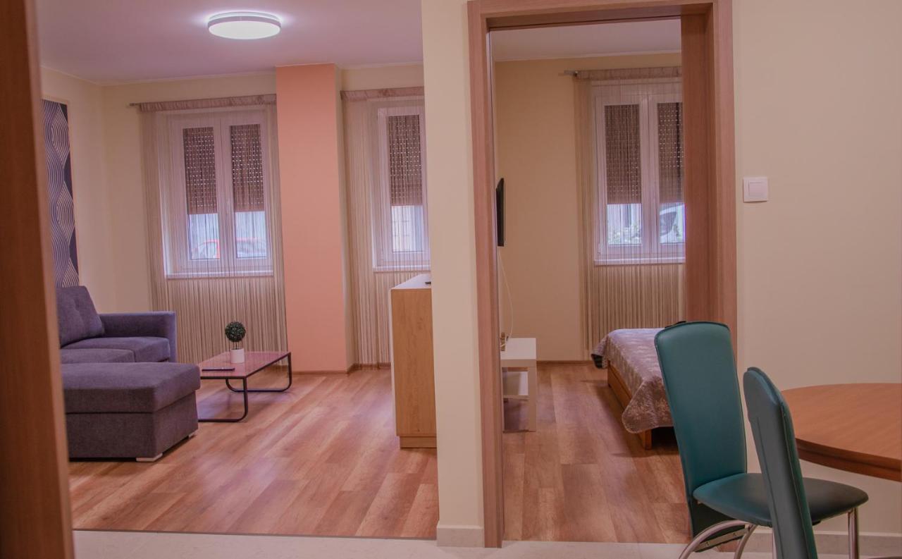 Oros House Apartmanház Orosháza Esterno foto