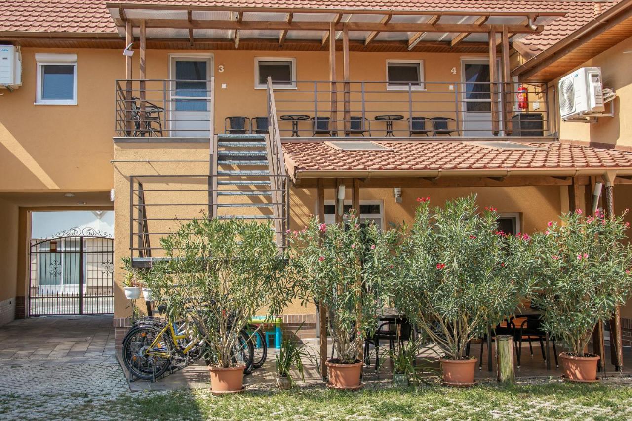 Oros House Apartmanház Orosháza Esterno foto