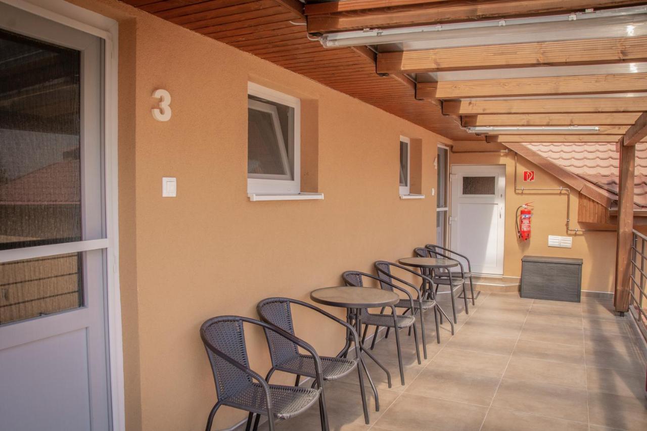 Oros House Apartmanház Orosháza Esterno foto