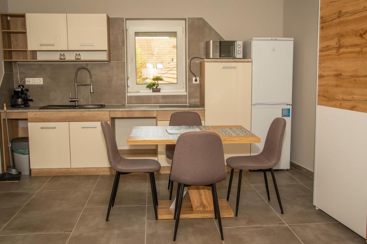 Oros House Apartmanház Orosháza Esterno foto