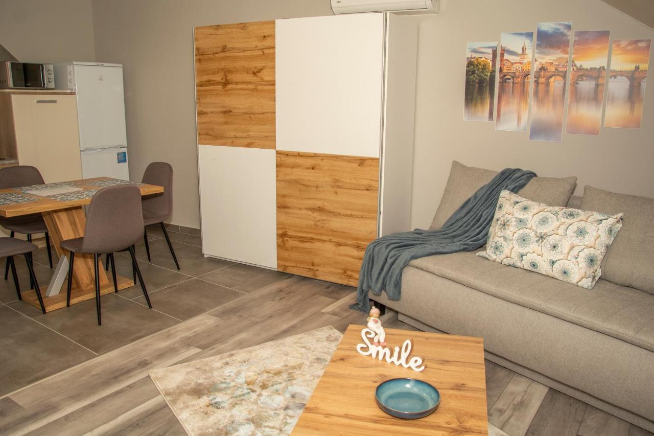 Oros House Apartmanház Orosháza Esterno foto
