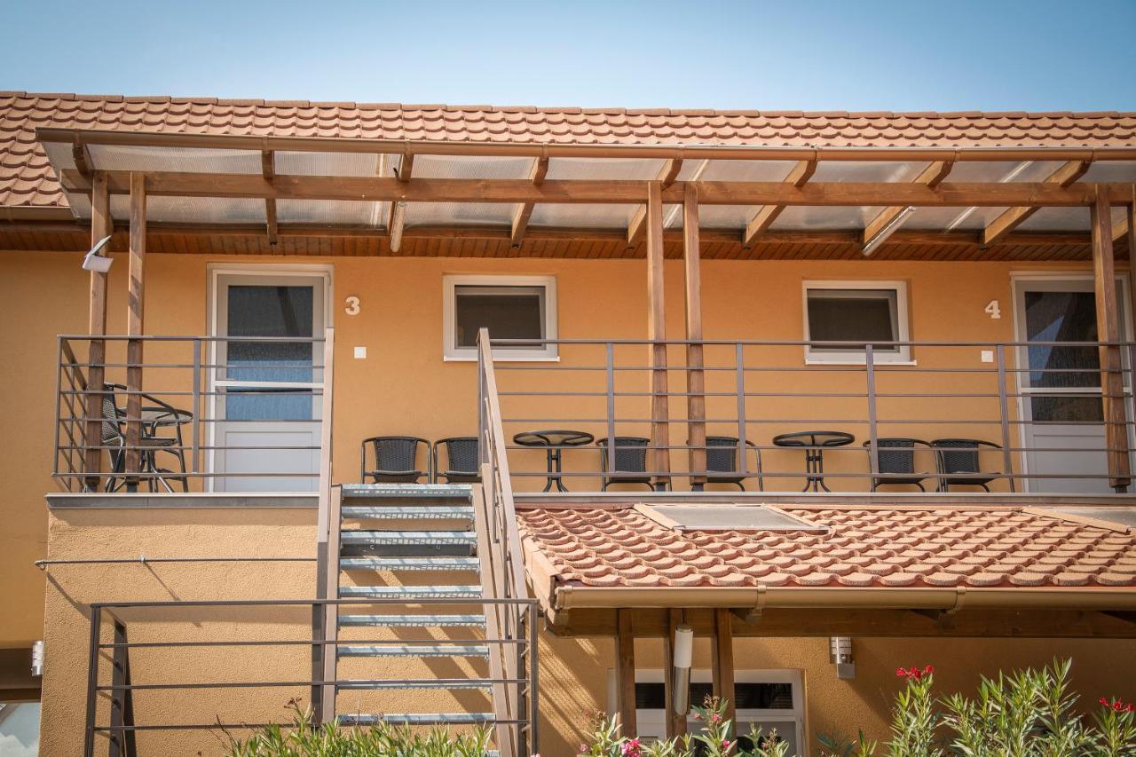 Oros House Apartmanház Orosháza Esterno foto